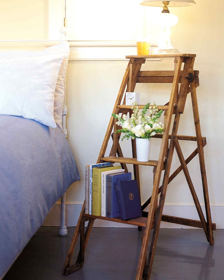 DIYの寝室の収納は木製のベッドサイドテーブルを作る木製のはしご
