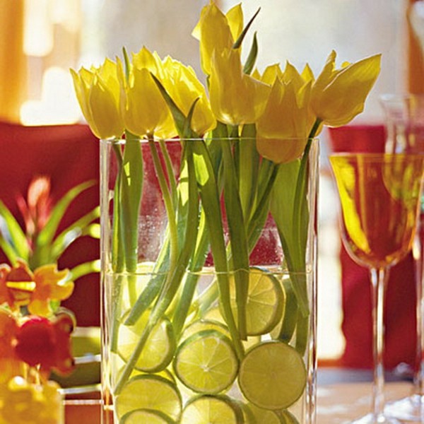 お祝いの空気の花瓶レモンチューリップ