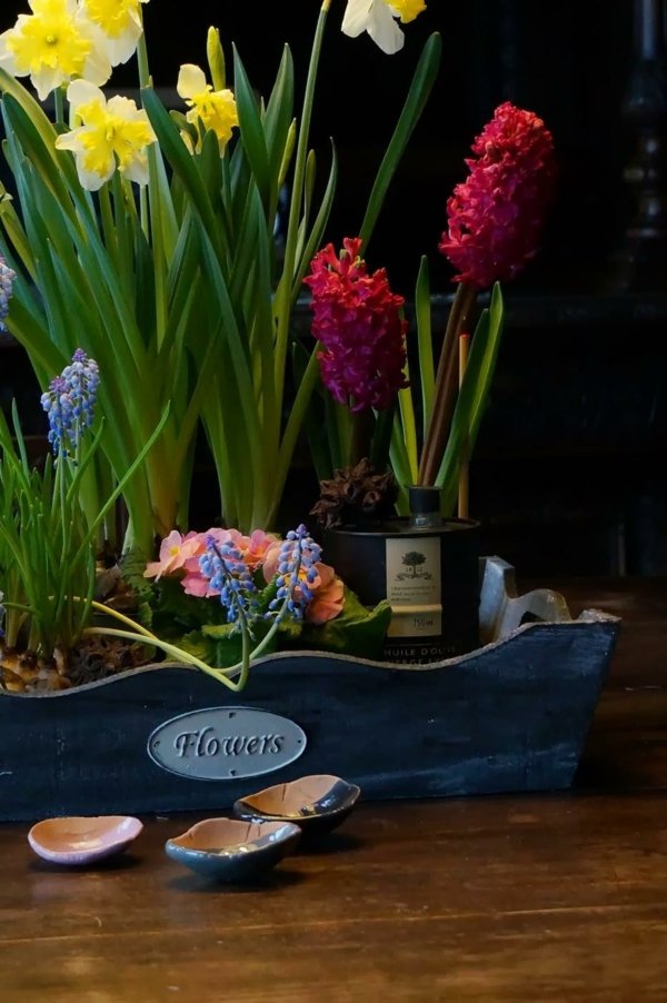 春の花でいっぱいのテーブルデコレーション木箱