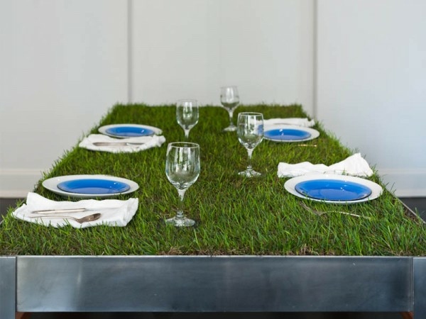 本物の芝生のテーブルの装飾