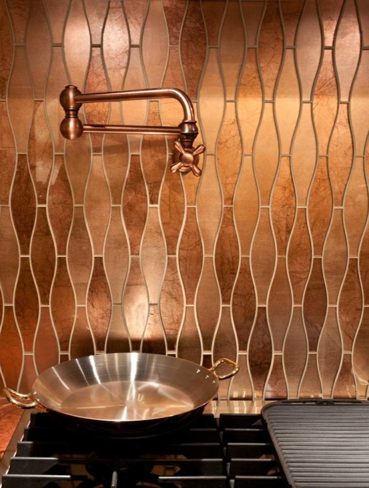 銅のキッチンバックスプラッシュモダンなキッチンカウンターのアイデア