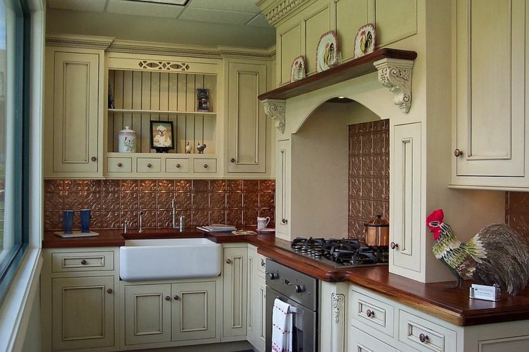 モダンなデザインのキッチンバックスプラッシュ銅製木製収納キッチンのアイデア