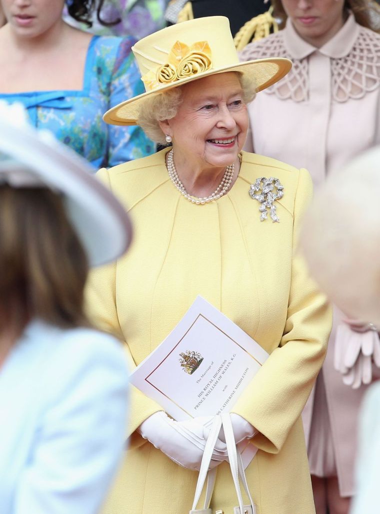 2011年のエリザベス女王の衣装