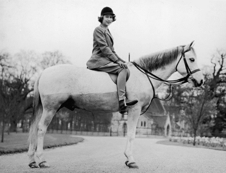 Karalienė Elžbieta II ant arklio