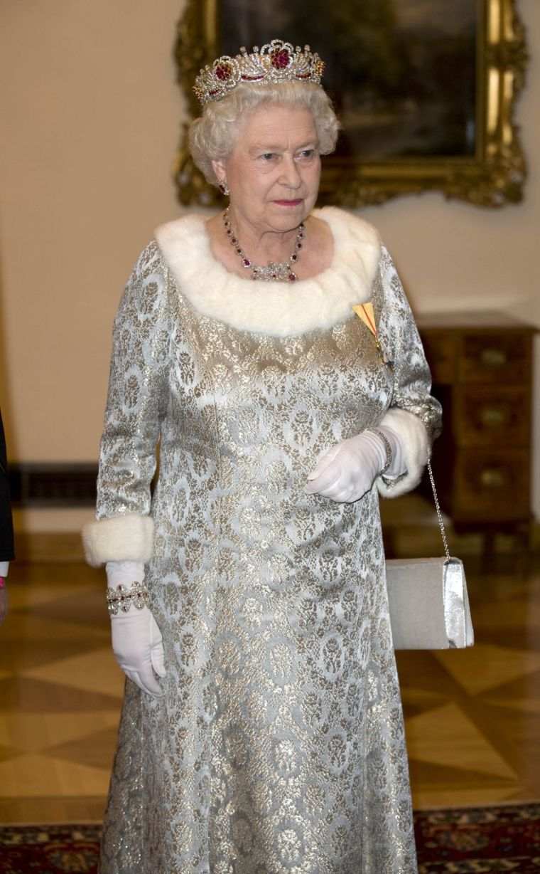 2008年イギリスの公式女王ドレス