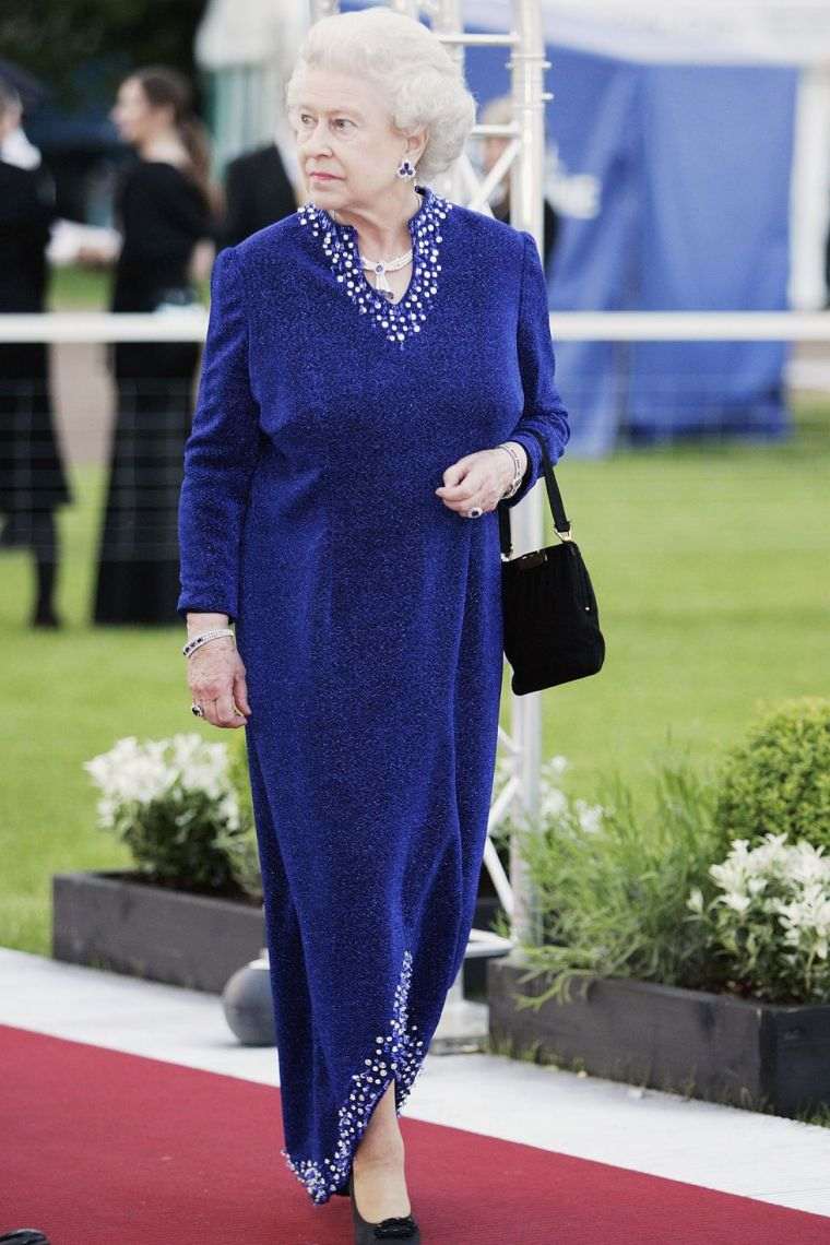 2006 m. Mėlyna Elžbietos II suknelė