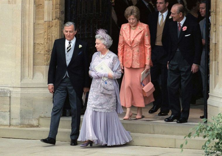 Erzsébet angol királynő hivatalos öltözéke
