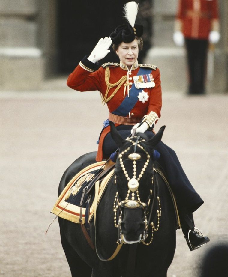 Karalienės Elžbietos II mada ant arklio nuotraukos