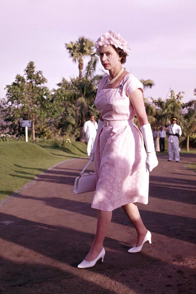 Elžbietos II pastelinės rožinės spalvos suknelė