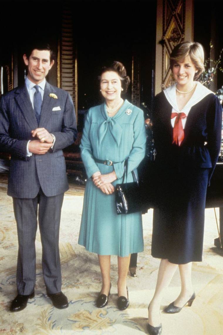 Karalienė Elžbieta II princas Charlesas Diana