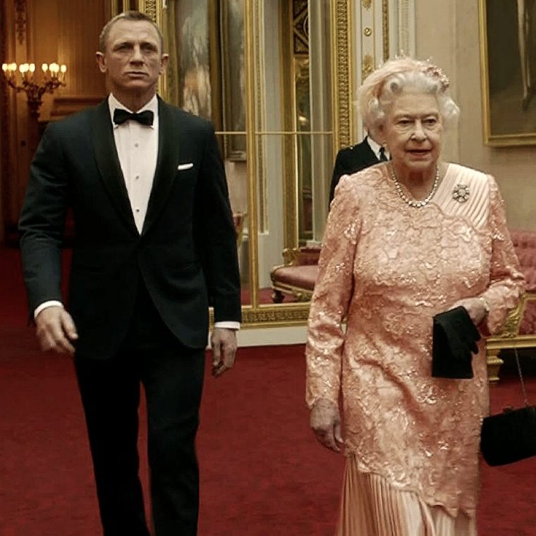 James Bond Erzsébet királynő