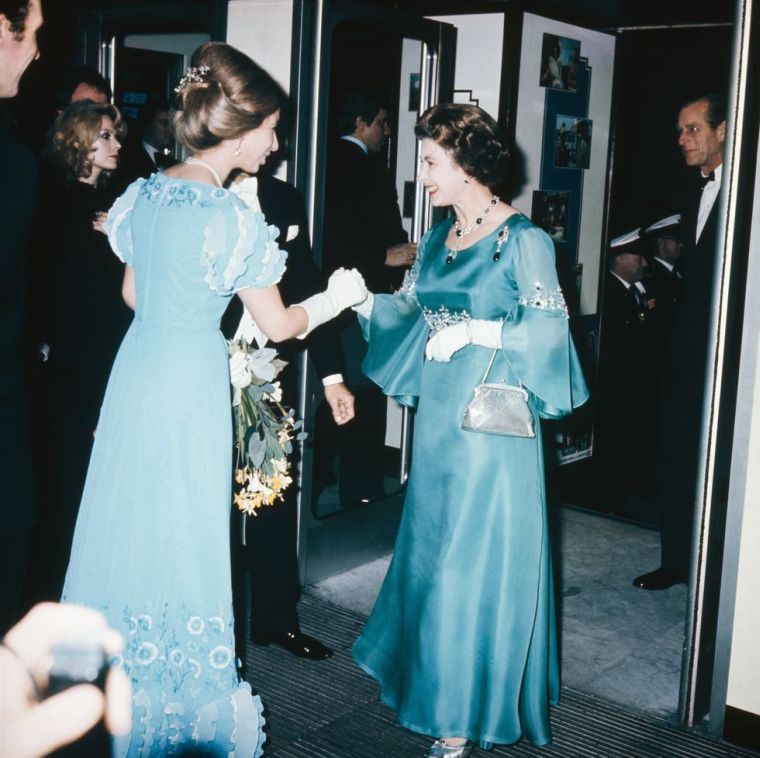 Britų stiliaus Elizabeth II suknelės
