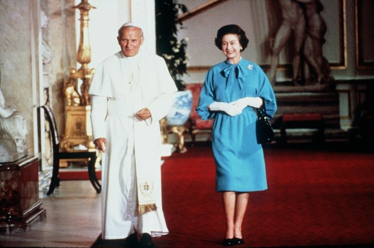 Karalienė Elžbieta II ir popiežius Jonas Paulius II