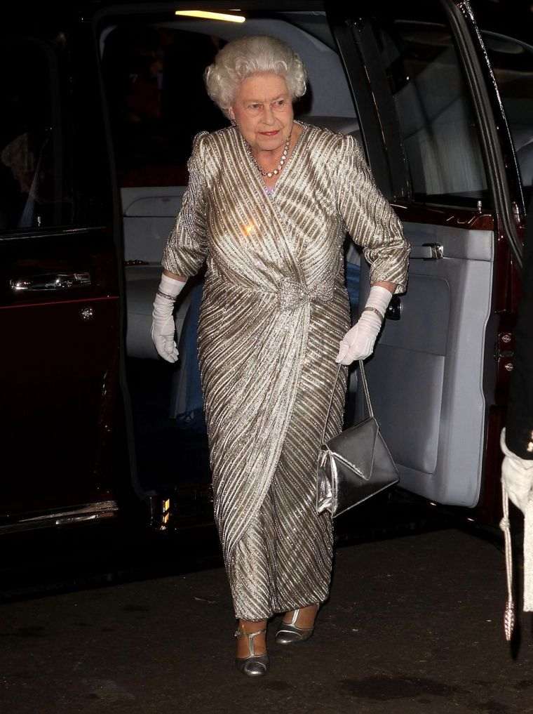 2012 oficiali Anglijos karalienės apranga