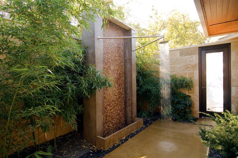 modernus akmens sodo dušas