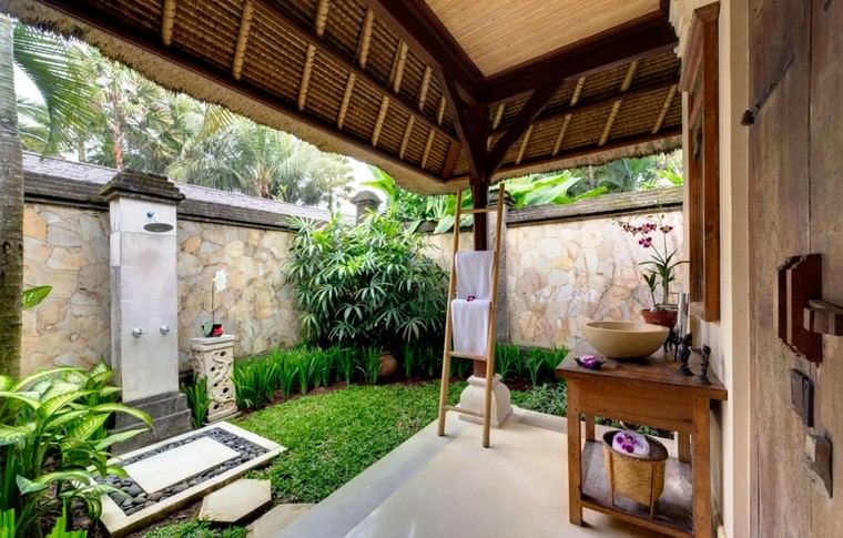 lauko dušas-vila-miradadi-Bali
