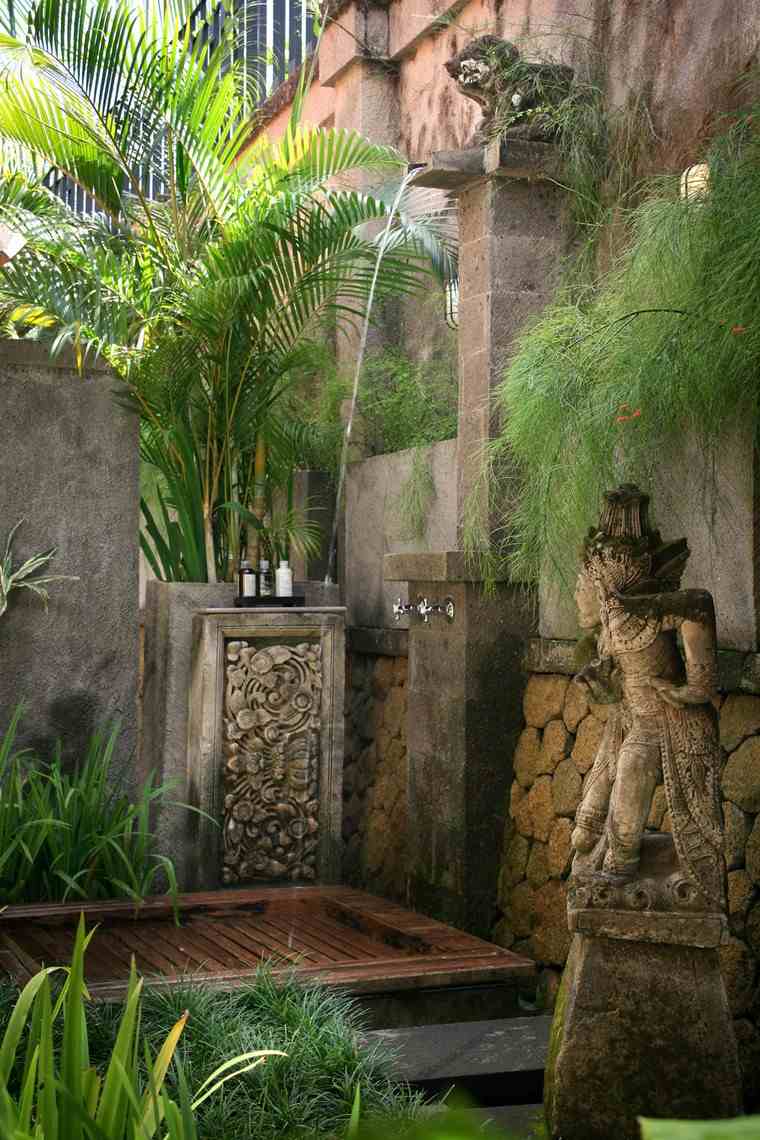 バリの彫像-シダ-シャワー-屋外