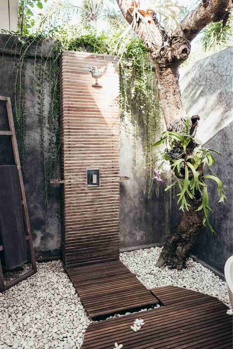 Lauko dušo kabinos medinio sodo dizaino idėja