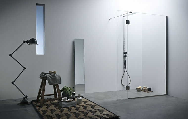 šiuolaikiško stiliaus vonios kambarys su itališku dušu