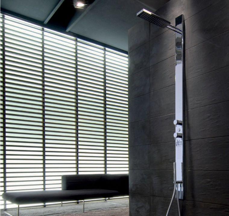 Itališkas dušas su modernia kolonėlių juosta