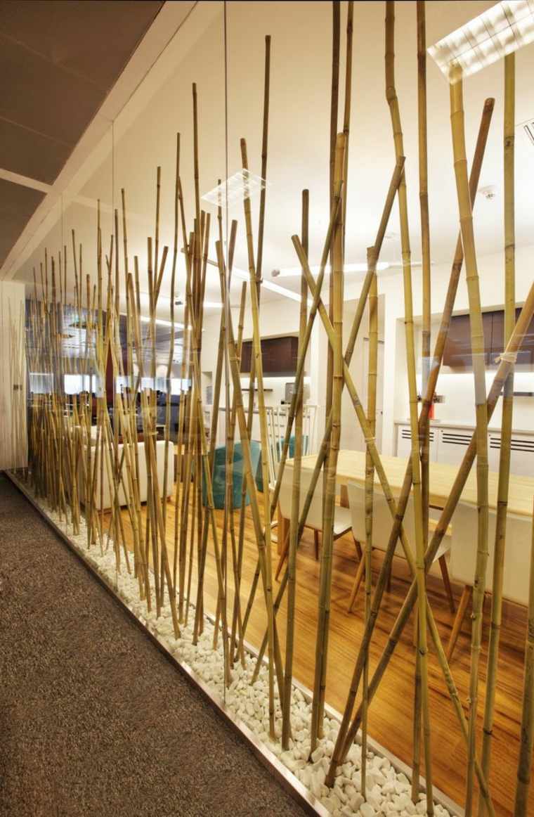 竹の壁の装飾のリビングルーム