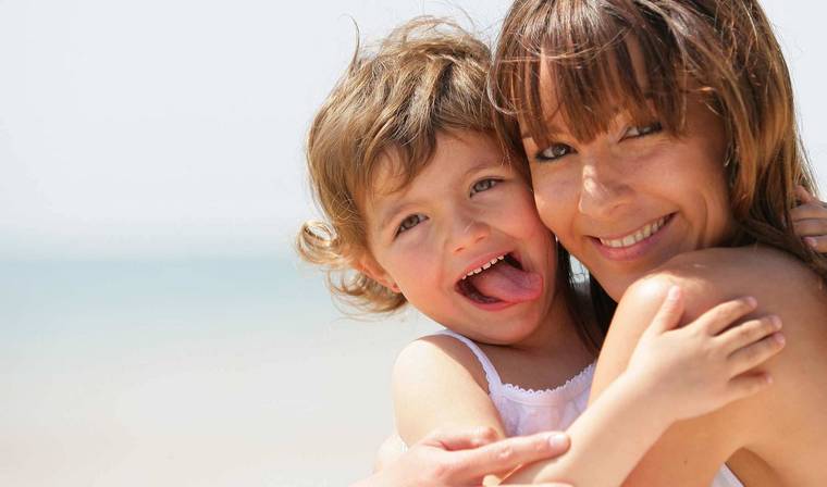 bambino felice che trascorre del tempo con la famiglia