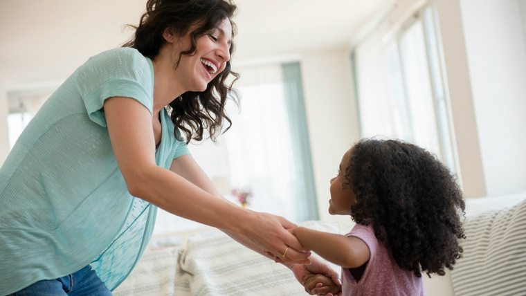 spettacolo di bambini felici che fanno insieme partecipare