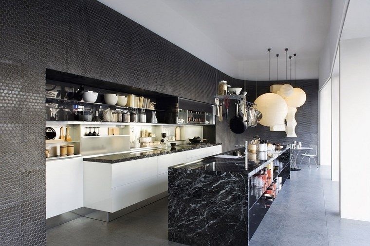 piano di lavoro della cucina in marmo nero