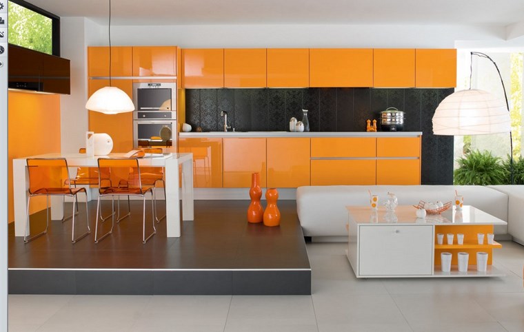 piano di lavoro della cucina in arancione