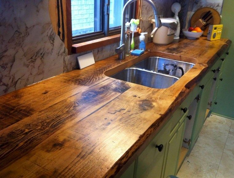 piano di lavoro della cucina in legno massello