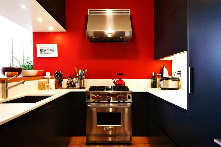 piano di lavoro della cucina in rosso e nero