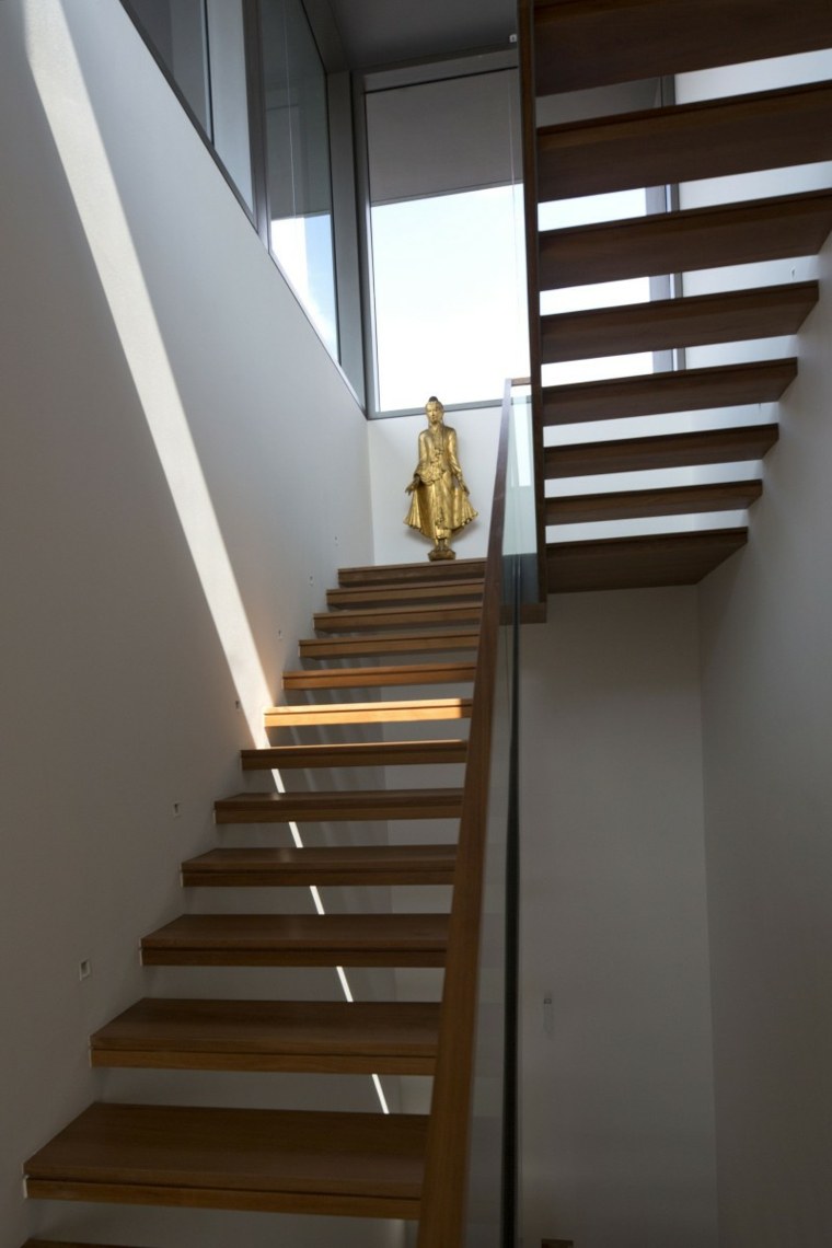 fából készült szobrocska deco lépcső