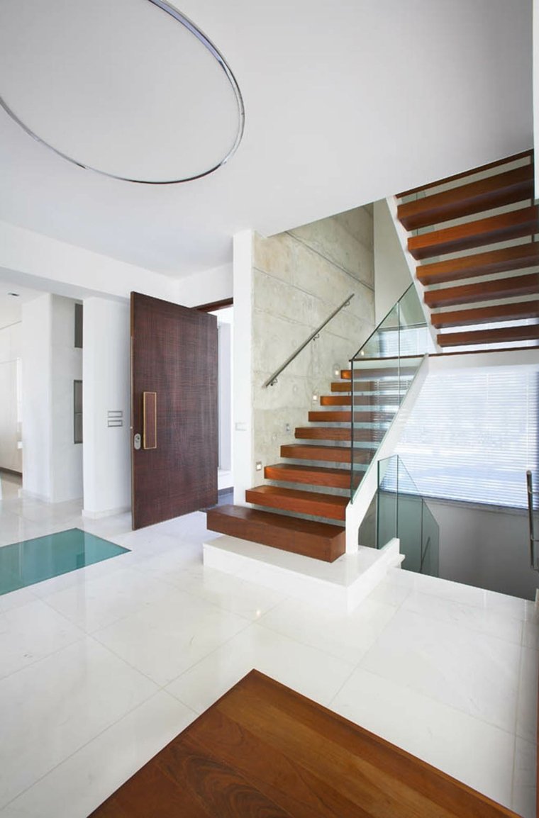 modern fehér fa lépcső
