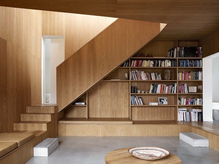 medinių laiptų modernaus dizaino idėja sutvarkyti interjero biblioteką