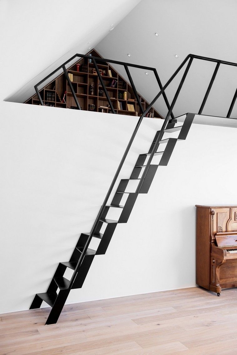 modernios juodos laiptų interjero dizaino tendencijos idėja medinė knygų spinta