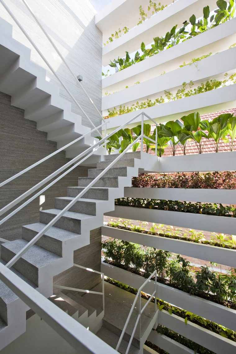 polirano betonsko stubište suvremeni dizajn ideja sadnica sadnica kutija moderan interijer