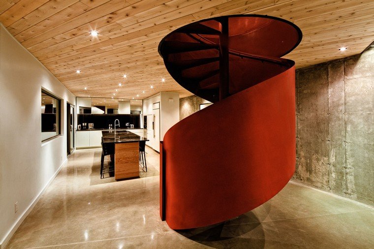 raudonų spiralinių laiptų dizainas granito grindų medinės lubos atvira virtuvė