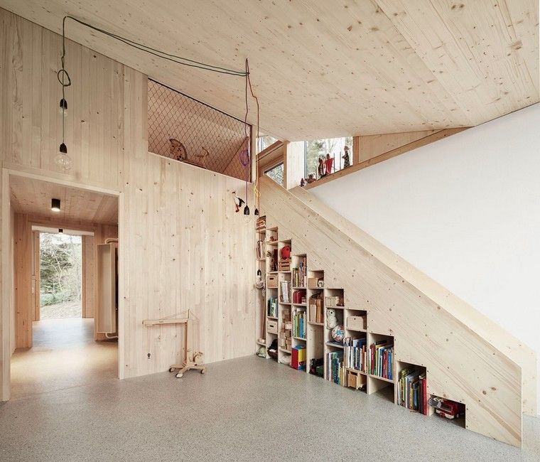 mediniai laiptai idėja erdvė tvarkinga moderni tendencija apšvietimo pakaba