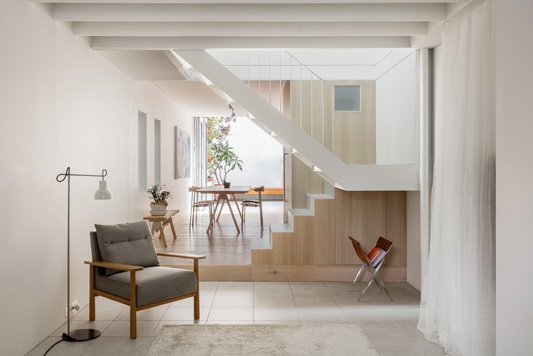 modernaus interjero laiptų dizaino idėja pilki mediniai laiptai