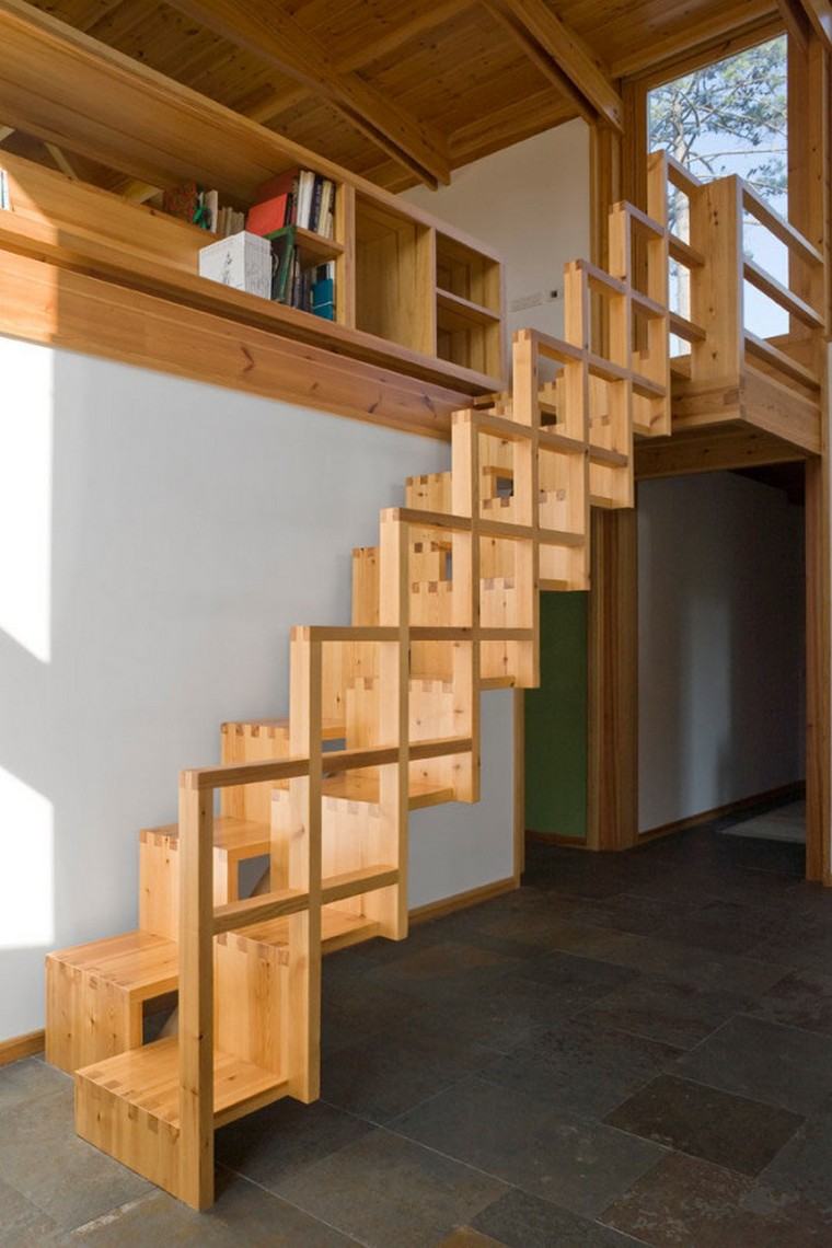 Lépcsőház faház ötlet tároló könyvtár polcai
