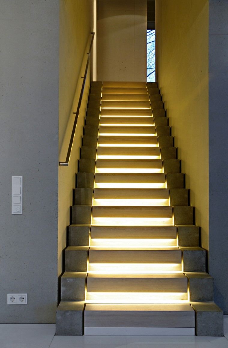 fa lépcsőház világítás belső ötlet divatos design lakás