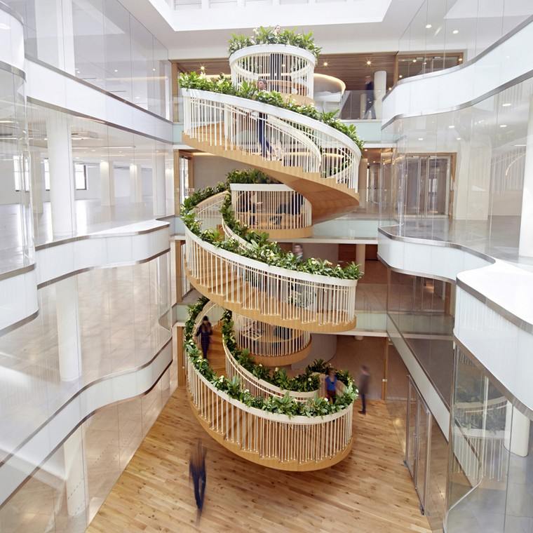 Belső lakás csigalépcső design növényzet ötlet