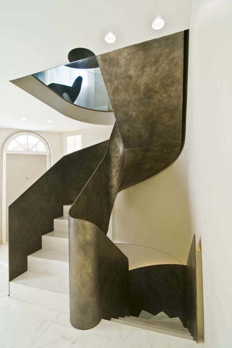 interijer s dizajnerskim stubištem