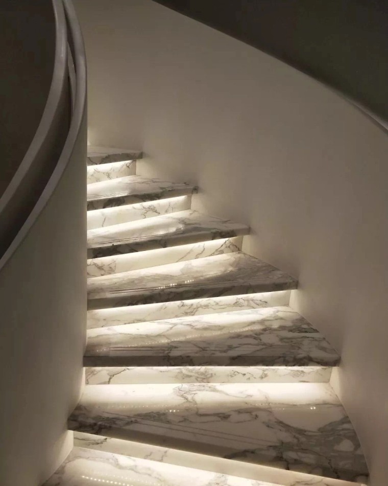 laiptai su apšviestu dizainu