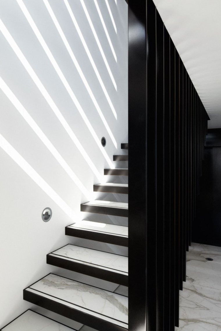 mramorno stubište u bijeloj i crnoj boji