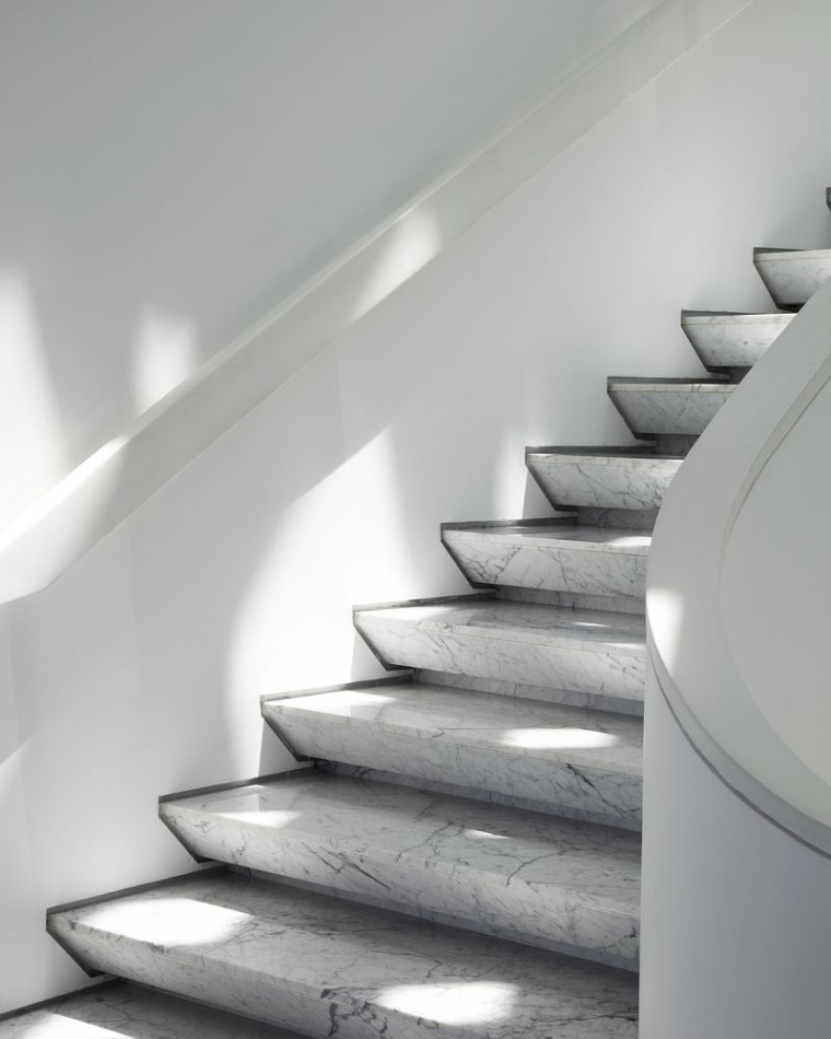 Įdomaus dizaino marmuriniai laiptai