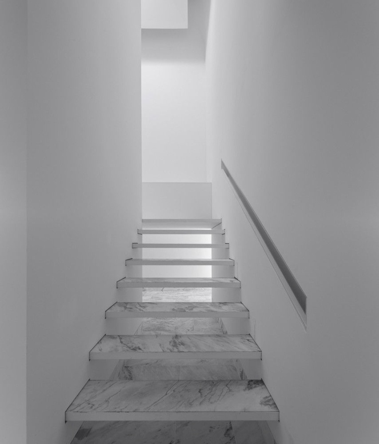 modernūs marmuriniai laiptai