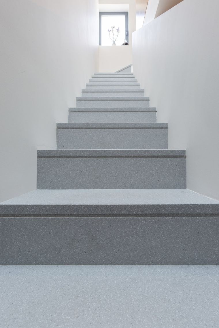 laiptai su minimalistiniu dekoru