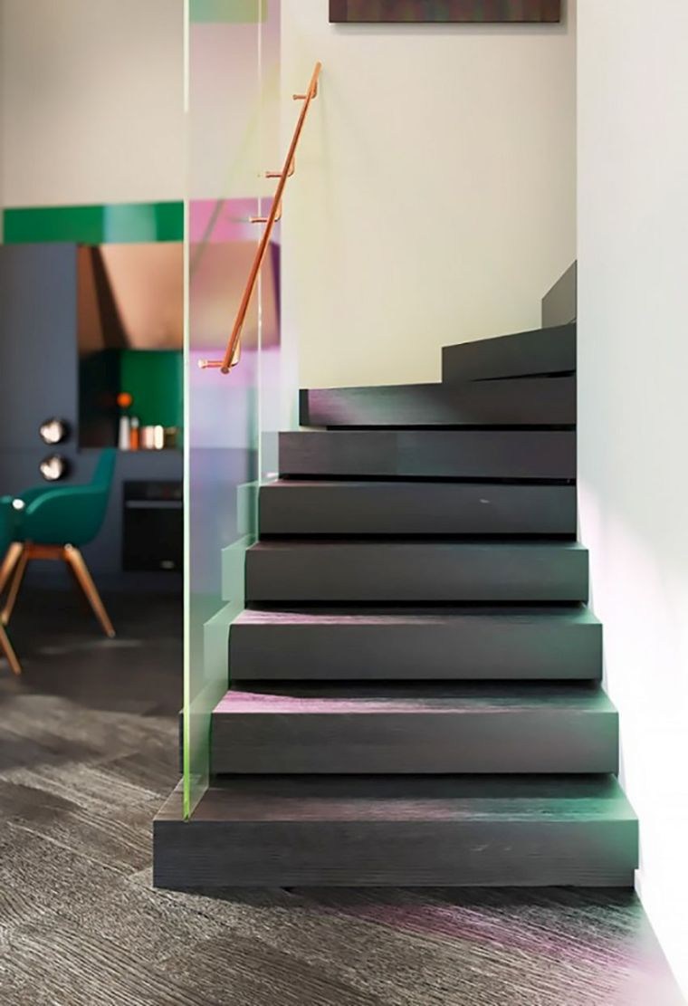 modernūs laiptai juodai dažyti laipteliai turėklai skaidrus laiptų interjero dizainas