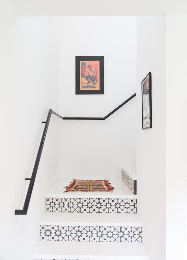 Mosaico scala interna design moderno gradini bianchi piastrelle